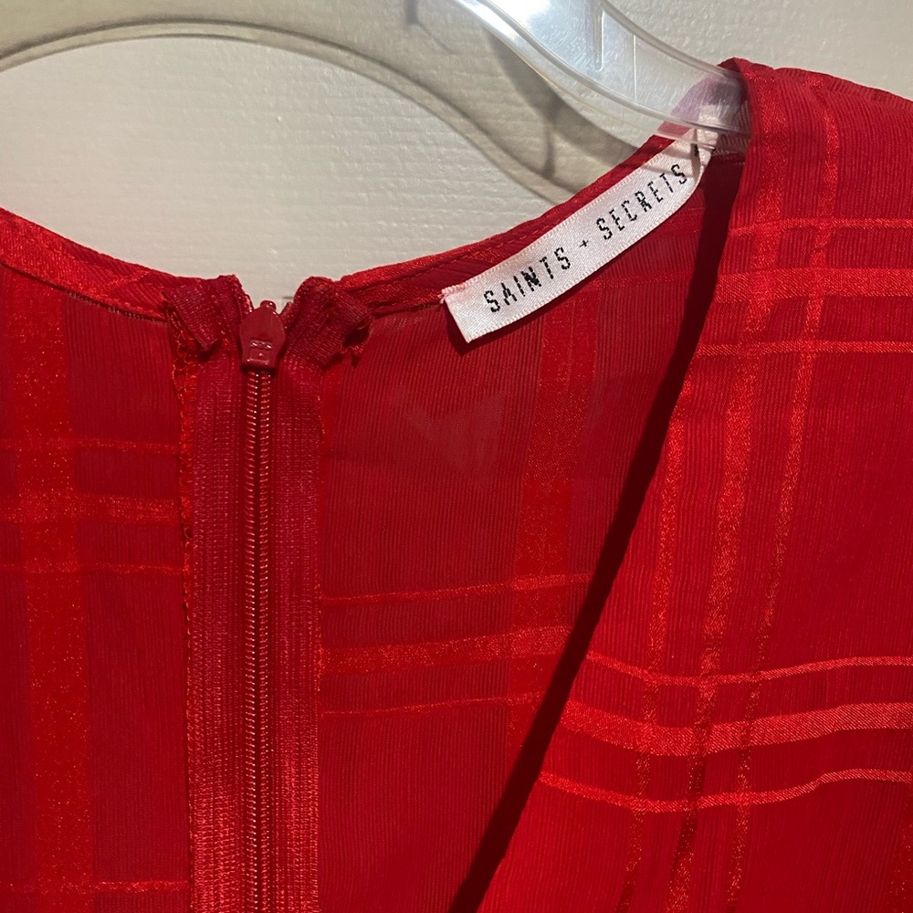 Elegant Red V-Neck Romper - Picture 5 of 6